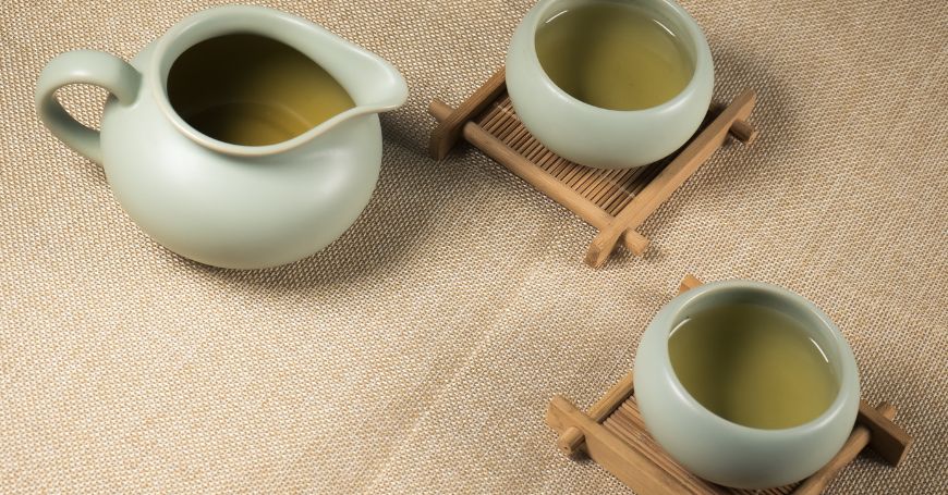 tetera y tazas tradicionales de té amarillo